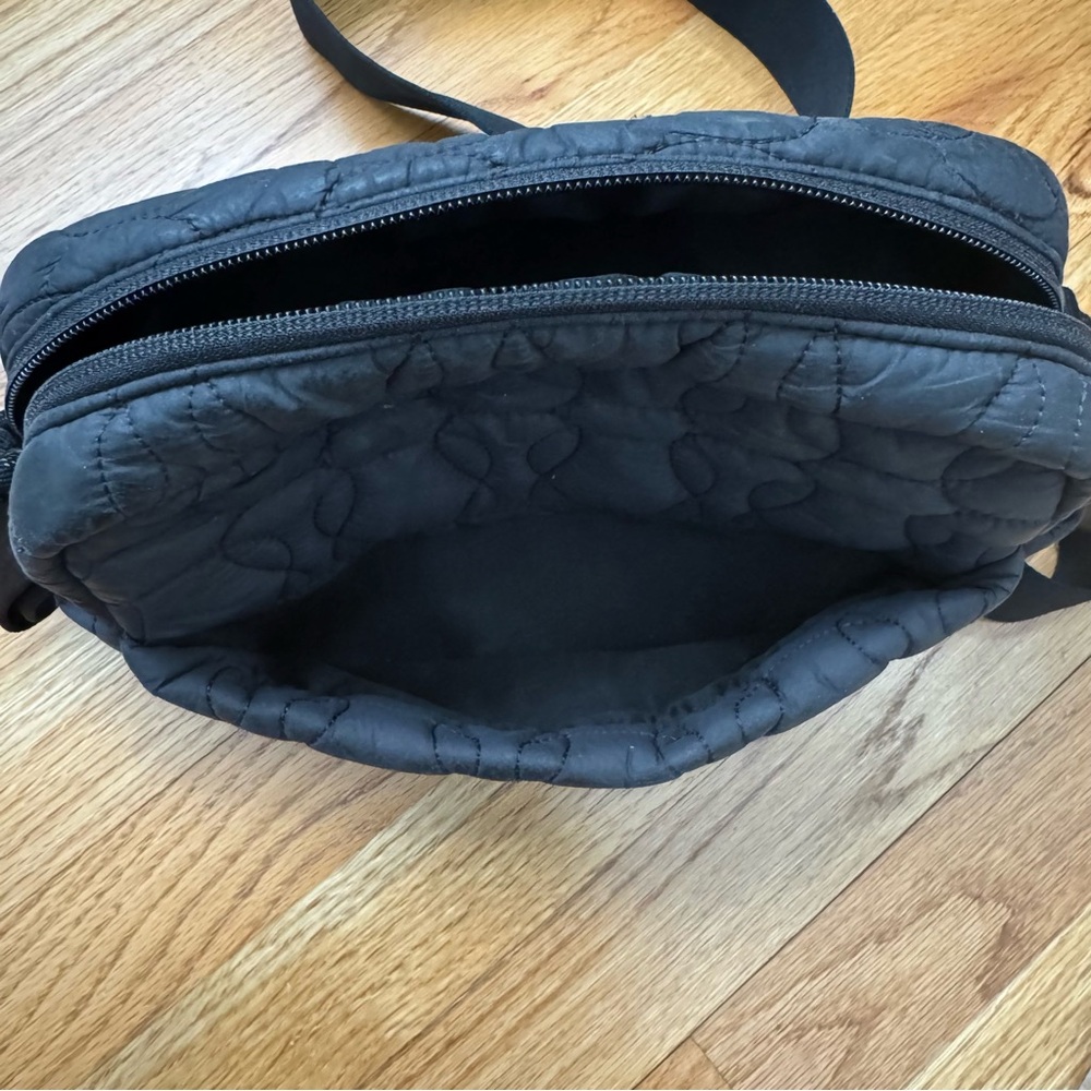Lululemon quilted embrace black cross body bag - Picture 6 of 6